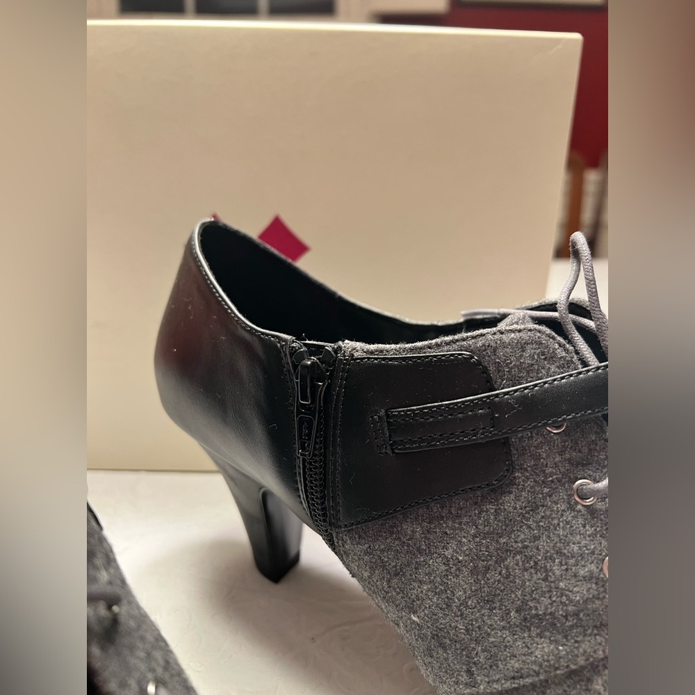 Naturalizer Black and Gray Heeled Shoes - Picture 5 of 9